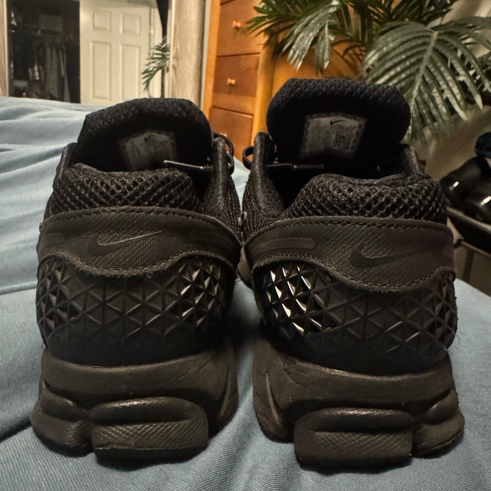 Nike Men's Black Athletic Shoes Vomero 5 - Picture 4 of 9